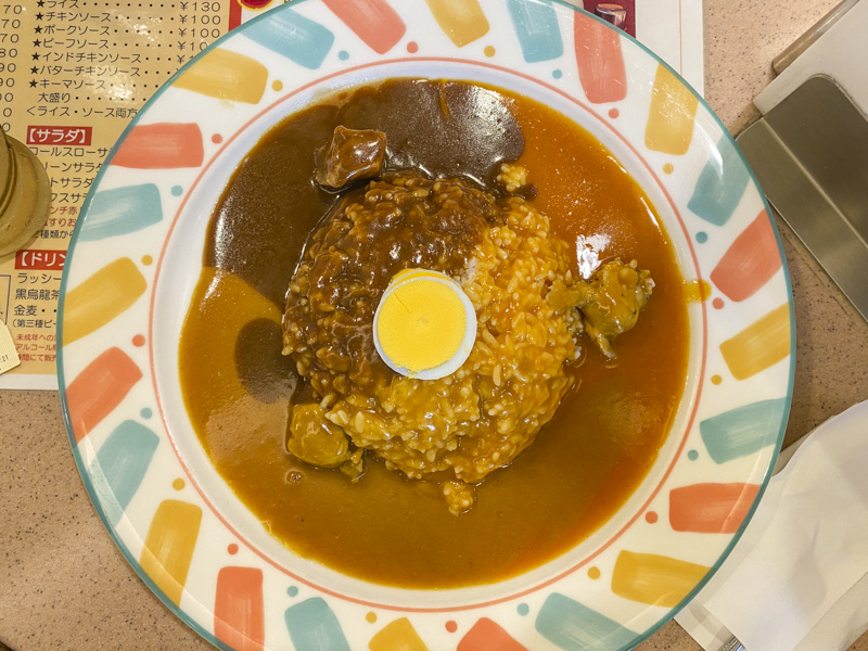 Fast, Affordable, and Delicious! "Curry House 11 Imasa" in Shinjuku West — Indulge in the Triple-Curry Plate and Impressive Waraji Katsu Curry