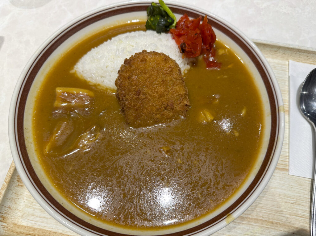[Famous Shinjuku Curry Spot] Crowded with Foreign Tourists! Enjoy Katsu Curry and Croquette Curry at the Reopened “Monsnack Shinjuku Kinokuniya Building”