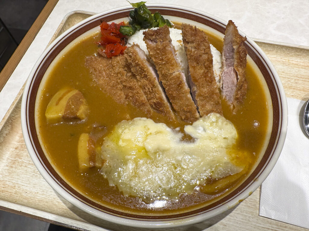 [Famous Shinjuku Curry Spot] Crowded with Foreign Tourists! Enjoy Katsu Curry and Croquette Curry at the Reopened “Monsnack Shinjuku Kinokuniya Building”