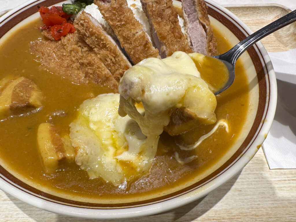 [Famous Shinjuku Curry Spot] Crowded with Foreign Tourists! Enjoy Katsu Curry and Croquette Curry at the Reopened “Monsnack Shinjuku Kinokuniya Building”