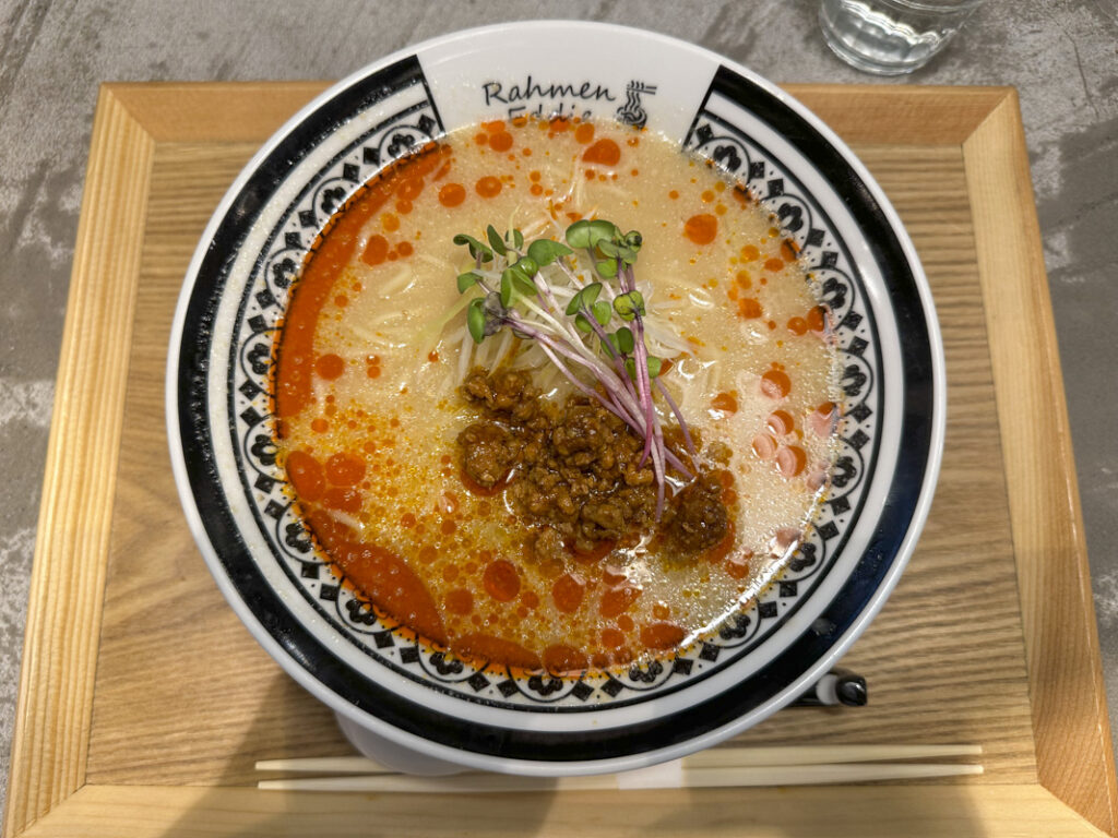 Shinjuku Gyoenmae’s Neon-Style Ramen Shop: Enjoy Shio Ramen and Delicious Rice Balls at ‘Rahmen & Onigiri Eddie’