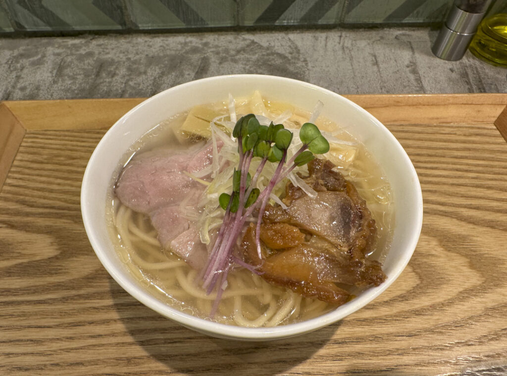 Shinjuku Gyoenmae’s Neon-Style Ramen Shop: Enjoy Shio Ramen and Delicious Rice Balls at ‘Rahmen & Onigiri Eddie’