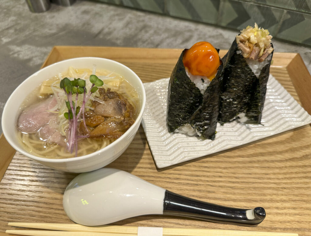 Shinjuku Gyoenmae’s Neon-Style Ramen Shop: Enjoy Shio Ramen and Delicious Rice Balls at ‘Rahmen & Onigiri Eddie’