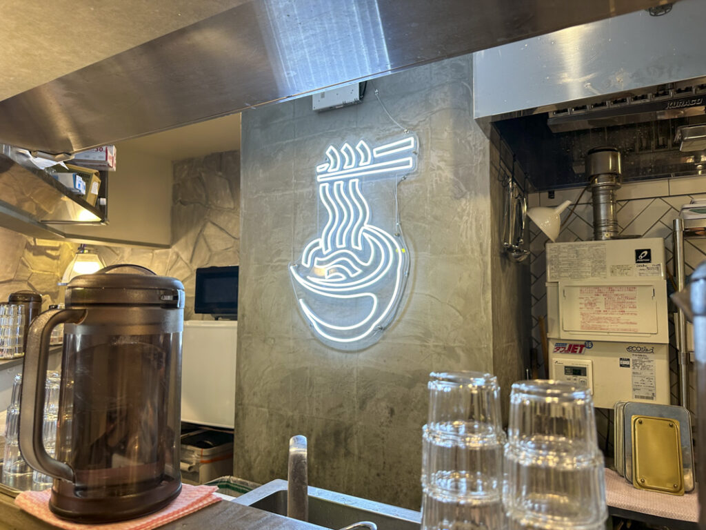 Shinjuku Gyoenmae’s Neon-Style Ramen Shop: Enjoy Shio Ramen and Delicious Rice Balls at ‘Rahmen & Onigiri Eddie’