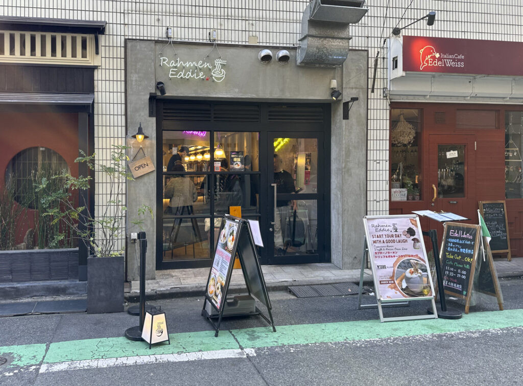 Shinjuku Gyoenmae’s Neon-Style Ramen Shop: Enjoy Shio Ramen and Delicious Rice Balls at ‘Rahmen & Onigiri Eddie’