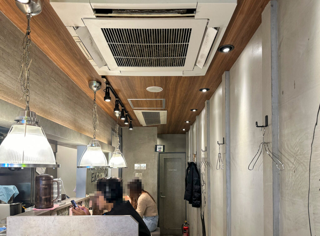 Shinjuku Gyoenmae’s Neon-Style Ramen Shop: Enjoy Shio Ramen and Delicious Rice Balls at ‘Rahmen & Onigiri Eddie’