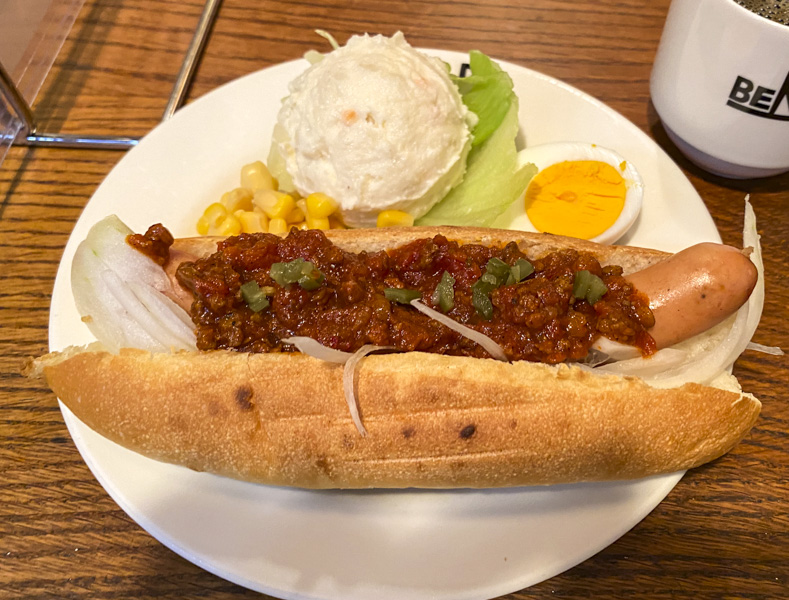 【Delicious Morning Under Shinjuku Station】Enjoy the Morning Set and Hot Chili Dog at “Beer & Cafe BERG”
