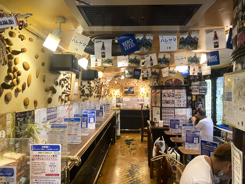 【Delicious Morning Under Shinjuku Station】Enjoy the Morning Set and Hot Chili Dog at “Beer & Cafe BERG”