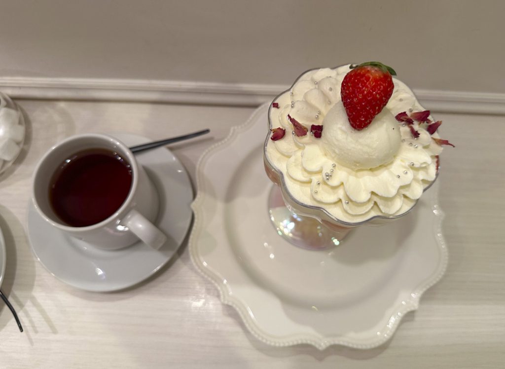 Late-Night Cake Delight in Kabukicho: Discover the Short Cake Company Cafe