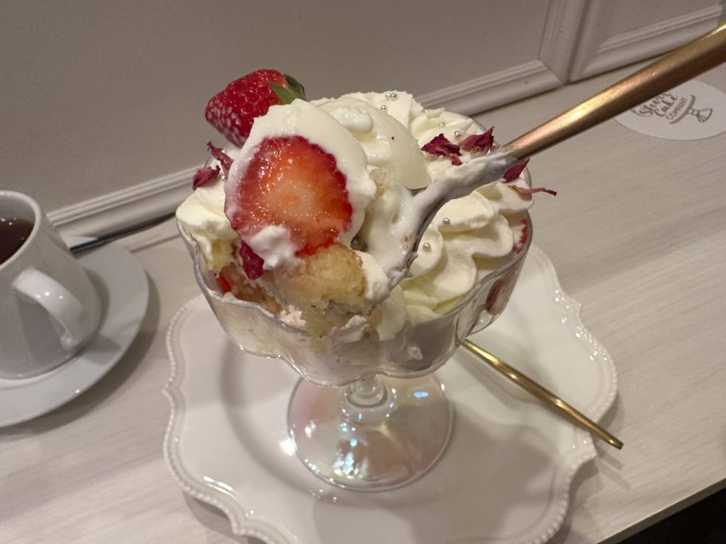Late-Night Cake Delight in Kabukicho: Discover the Short Cake Company Cafe