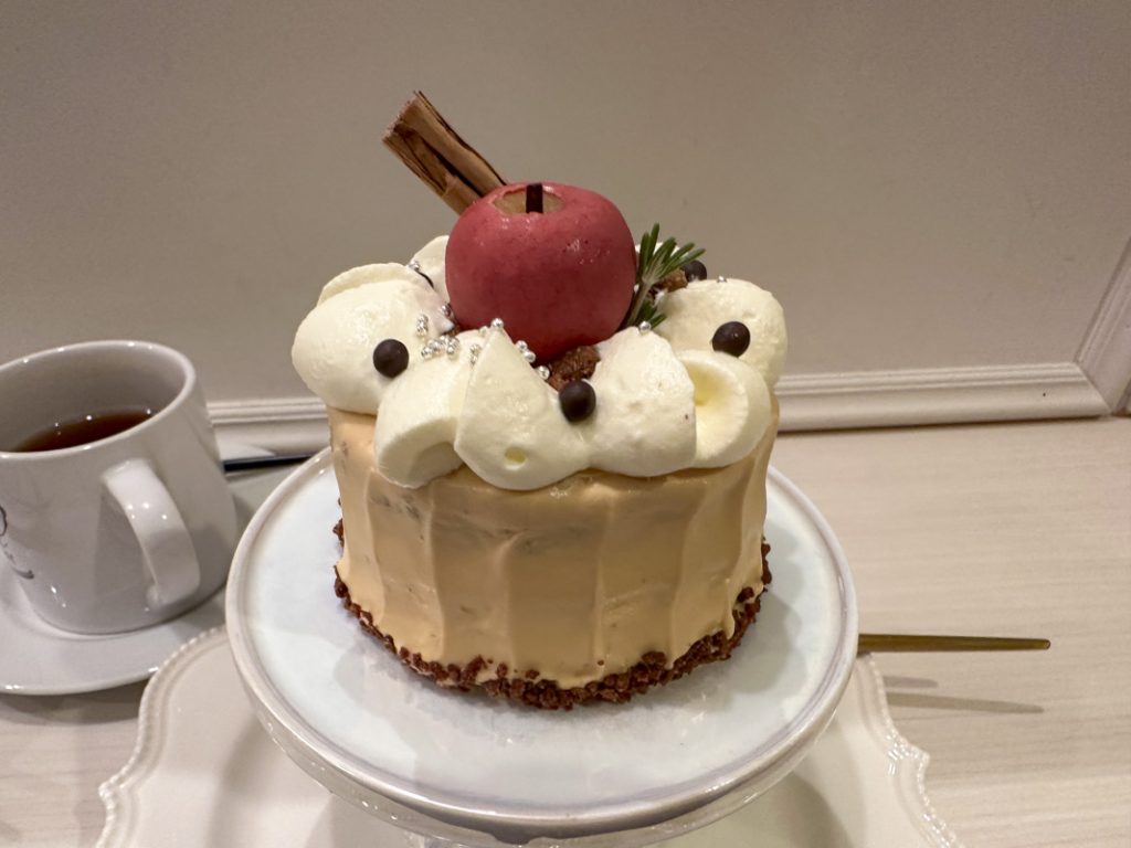 Late-Night Cake Delight in Kabukicho: Discover the Short Cake Company Cafe