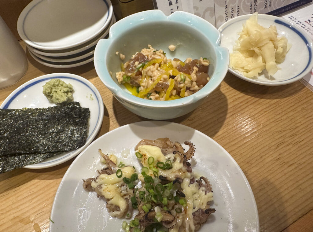 Standing Sushi & Sake at “Tachizushi Yokocho Shinjuku Nishiguchi” — Enjoy Fresh Nigiri and Delicious Snacks with Half-Price Sours and Highballs!