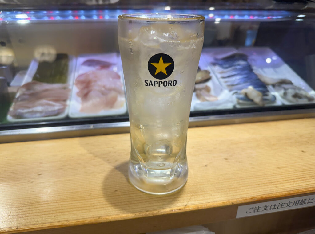 Standing Sushi & Sake at “Tachizushi Yokocho Shinjuku Nishiguchi” — Enjoy Fresh Nigiri and Delicious Snacks with Half-Price Sours and Highballs!