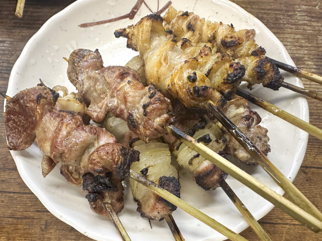 Motsuyaki Kamiya in Kabukicho: Skewers from ¥70 at a Retro Izakaya