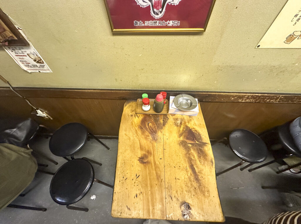 Motsuyaki Kamiya in Kabukicho: Skewers from ¥70 at a Retro Izakaya