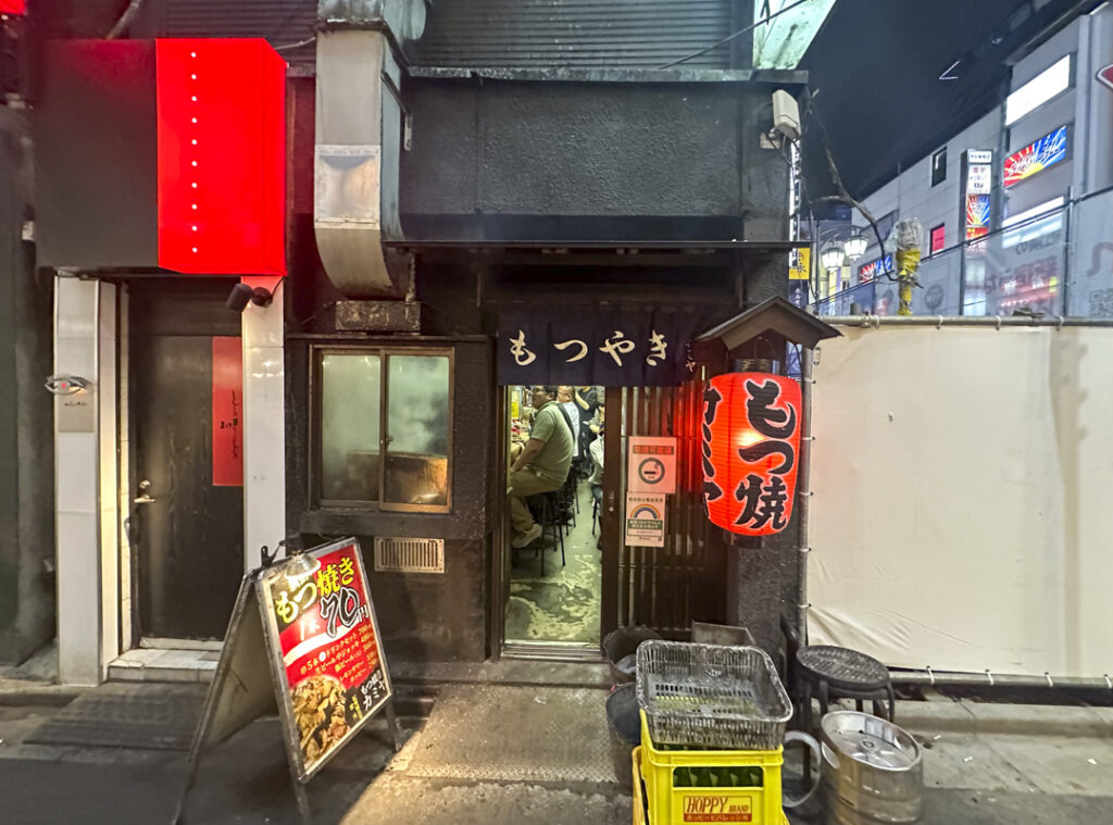Motsuyaki Kamiya in Kabukicho: Skewers from ¥70 at a Retro Izakaya