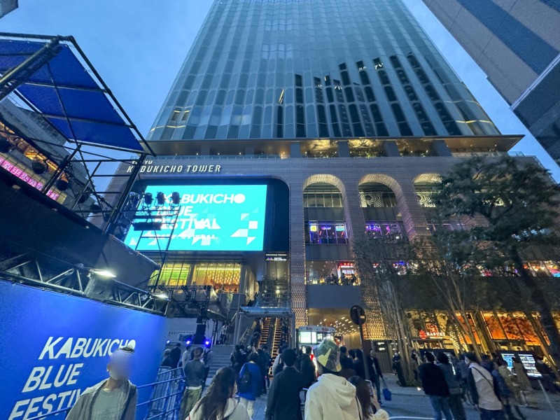 Starbucks at Tokyu Kabukicho Tower: Seating, Flow & What to Expect