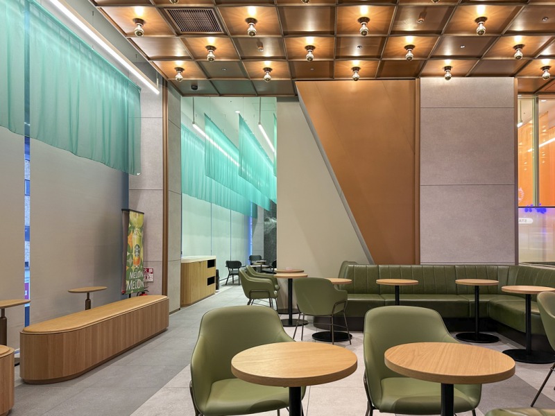 Starbucks at Tokyu Kabukicho Tower: Seating, Flow & What to Expect