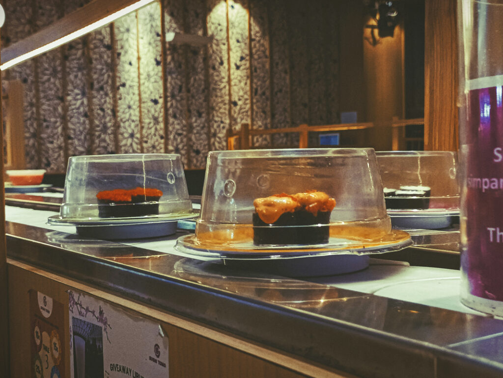 Conveyor Belt Sushi Chains in Shinjuku: Popular Affordable Sushi Spots