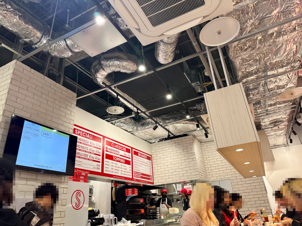 Shinjuku 3chome: Milan-Born Pizzeria SPONTINI Shinjuku — Trying the Margherita Normale and Margherita Abbondante