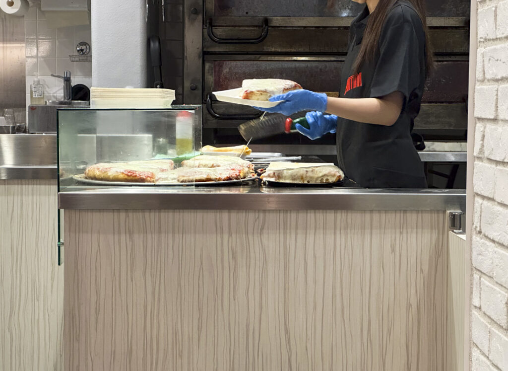 Shinjuku 3chome: Milan-Born Pizzeria SPONTINI Shinjuku — Trying the Margherita Normale and Margherita Abbondante