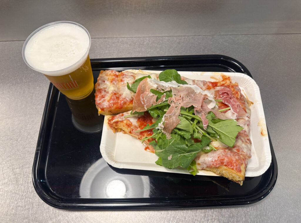 Shinjuku 3chome: Milan-Born Pizzeria SPONTINI Shinjuku — Trying the Margherita Normale and Margherita Abbondante