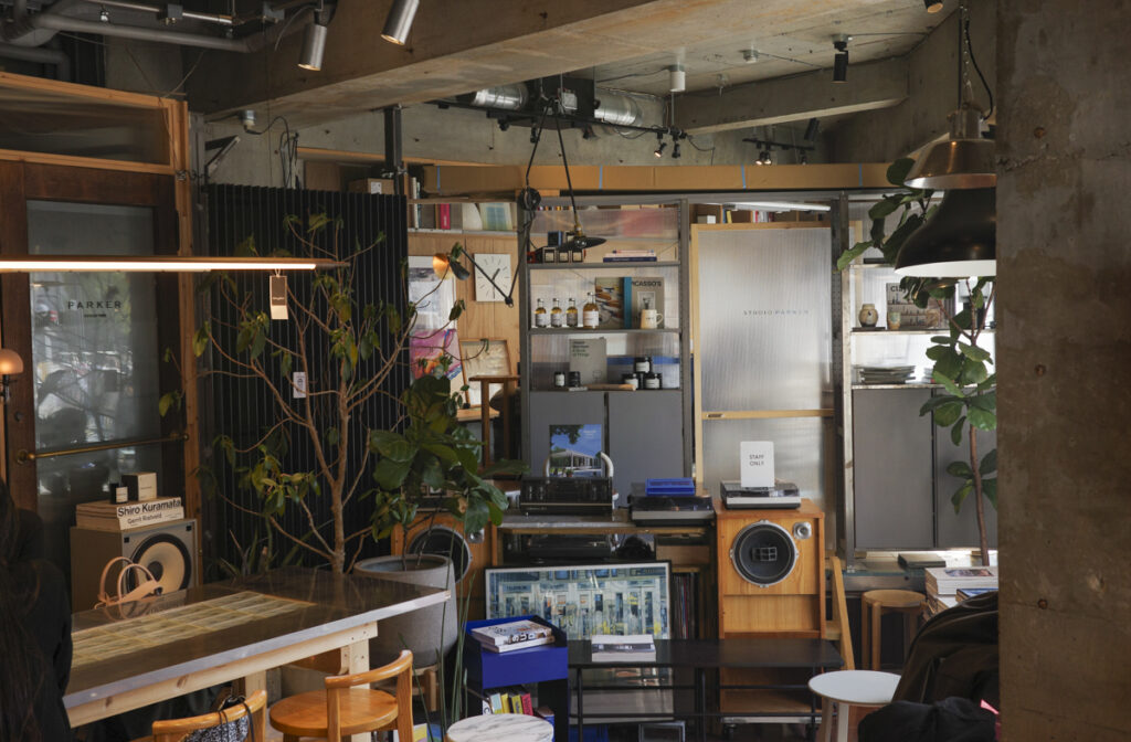 Shinjuku Gyoen Lunch: Healthy Salad and Specialty Coffee at PARKER COFFEE STAND