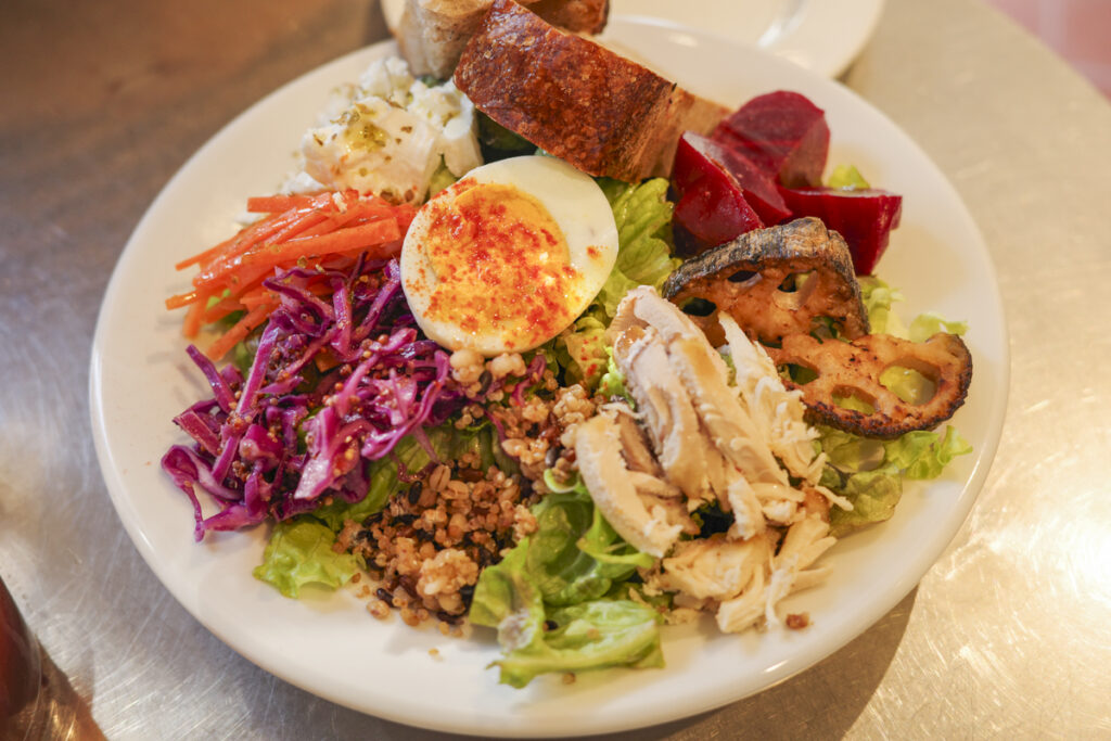Shinjuku Gyoen Lunch: Healthy Salad and Specialty Coffee at PARKER COFFEE STAND