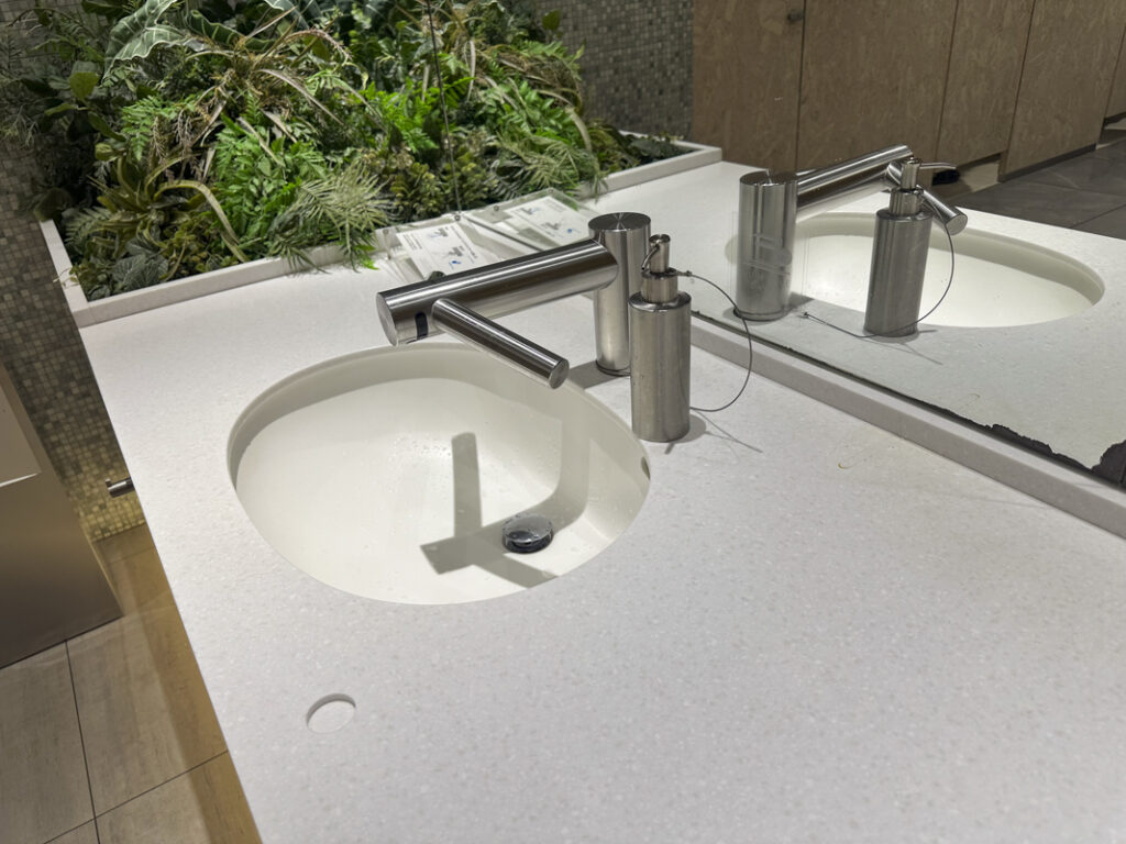 Shinjuku Toilet Guide 2026: Area-by-Area Restrooms, 24-Hour Options, and Handy Spots