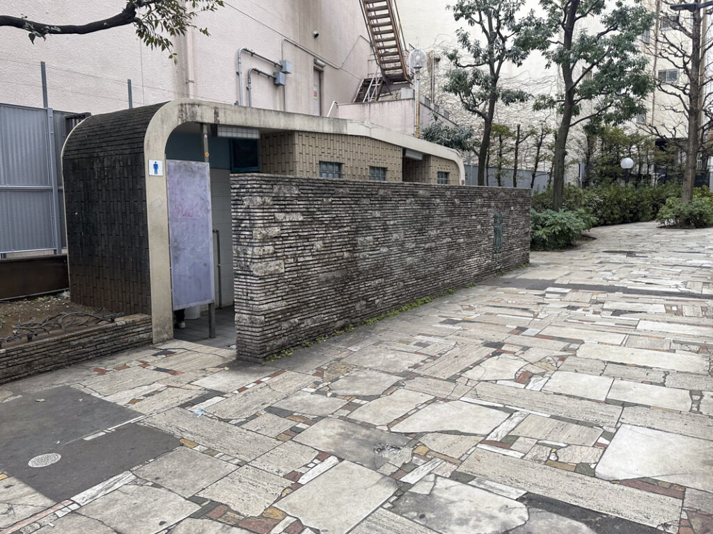 Shinjuku Toilet Guide 2026: Area-by-Area Restrooms, 24-Hour Options, and Handy Spots