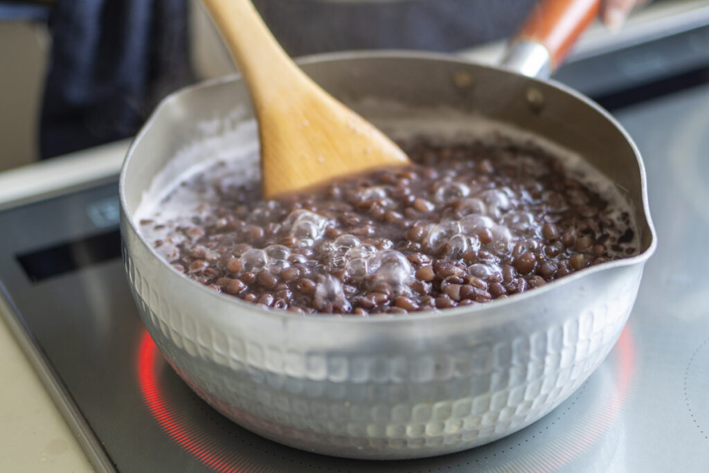 Where to Enjoy Oshiruko in Shinjuku: Traditional Japanese Red Bean Desserts and Wagashi Cafes